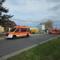 Auf dem Bild sieht man ein Feuerwehrauto im Einsatz.