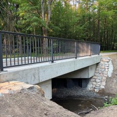 Man sieht die neue Brücke in Sickenhofen.