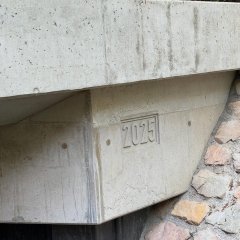 Man sieht die neue Brücke in Sickenhofen und die Aufschrift 2025