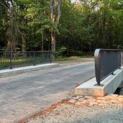Man sieht die neue Brücke in Sickenhofen.
