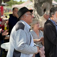 Man sieht einen Mann beim Altstadtfest. 