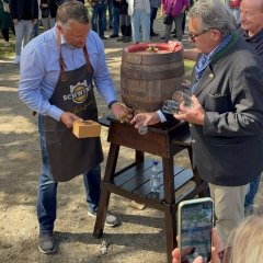 Auf dem Bild sieht man den Bürgermeister Dominik Stadler beim Bier abzapfen.