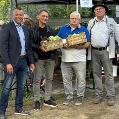 Auf dem Bild sieht man den Bürgermeister Dominik Stadler und drei weitere Männer beim Altstadtfest.