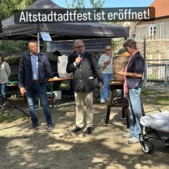 Auf dem Bild sieht man das eröffnete Altstadtfest.