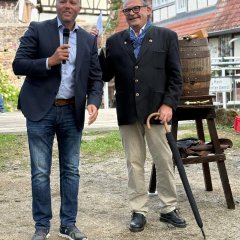 Auf dem Bild sieht man den Bürgermeister Dominik Stadler und einen andern Mann beim Altstadtfest.