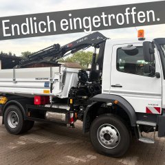 Auf dem Bild sieht man einen weißen LKW