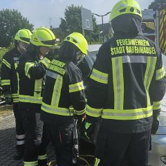 Auf dem Bild sieht man die Feuerwehr der Stadt Babenhausen in ihrer Einsatzkleidung.