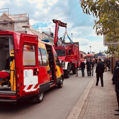 Auf dem Bild sieht man zwei Feuerwehrautos.