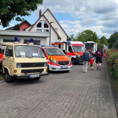 Auf dem Bild sieht man verschiedene Notarzt Autos