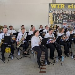 Auf dem Bild sieht man den Musikverein der Instrumente spiet.