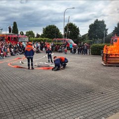 Auf dem Bild sieht man Feuerwehrmänner und ein Feuer.