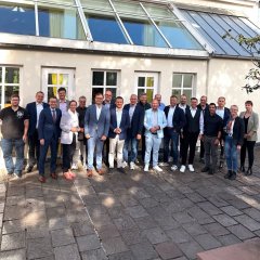 Auf dem Bild sieht man den Bürgermeister Dominik Stadler und eine Gruppe von Menschen.