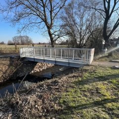 Auf dem Bild sieht man eine Fußgängerbrücke in Sickenhofen.