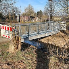 Auf dem Bild sieht man eine abgesperrte Fußgängerbrücke in Sickenhofen.