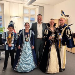 Auf dem Bild sieht man den Bürgermeister Dominik Stadler, das Prinzenpaar und das Kinder Prinzenpaar.