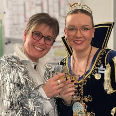 Man sieht Stefanie Jox und Prinzessin Kirina I. beim Sekt anstoßen.
