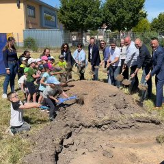 Auf dem Bild sieht man den Bürgermeister Dominik Stadler sowie Mitarbeiter und Kinder der Kita in Hergershausen beim Spatenstich.