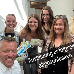 Auf dem Bild sieht man den Bürgermeister Dominik Stadler, Lea Gröger, Lara Kresz sowie Jessica Liebald und Lilly Herbst die erfolgreich ihre Ausbildung abgeschlossen haben. 