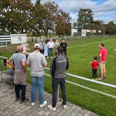 Man sieht Menschen auf einem Fußballfeld