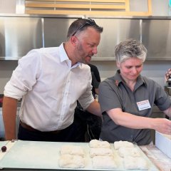 Auf dem Bild sieht man den Bürgermeister Dominik Stadler und Birgit Milbrandt.