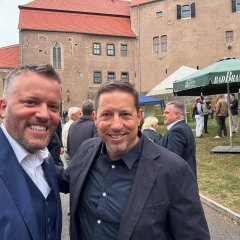 Auf dem Bild sieht man den Bürgermeister Dominik Stadler und Michael Spiehl vor der Brurg Schönfels.