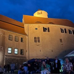 Auf dem Bild sieht man die beleuchtete Burg Schönfels.