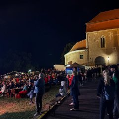 Auf dem Bild sieht man die beleuchtete Burg Schönfels.