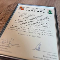 Auf dem Bild sieht man die Partnerschaftsurkunde von Babenhausen und Lichtentanne.