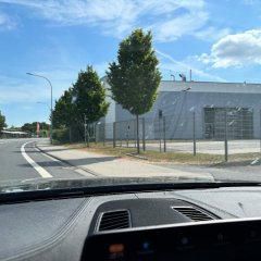 Bild aus dem Auto heraus fotografiert: Blick auf die B26