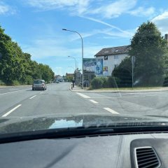 Bild aus dem Auto heraus fotografiert: Blick auf die B26