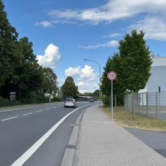 Man sieht die B26 mit dem Tempo 30 Schild.