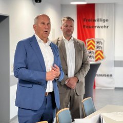 Man sieht den Bürgermeister Dominik Stadler und einen anderer Mann 