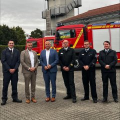 Man sieht den Bürgermeister Dominik Stadler und die Feuerwehr