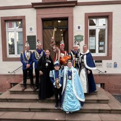 Auf dem Bild sieht man den Bürgermeister Dominik Stadler, das Prinzenpaar sowie das Kinder Prinzenpaar vor dem Rathaus.