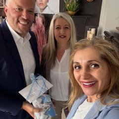 Auf dem Bild sieht man den Bürgermeister Dominik Stadler und zwei Frauen.