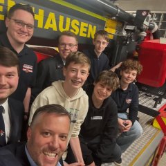 Auf dem Bild sieht man den Bürgermeister Dominik Stadler und die Mitglieder der Jugendfeuerwehr Babenhausen.