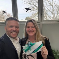 Auf dem Bild sieht man den Bürgermeister Dominik Stadler und Anja Heimer die Schulleiterin der BGS mit einen Spendenumschlag in der Hand.