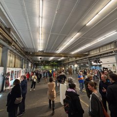 Man sieht eine Halle voller Menschen