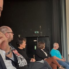 Man sieht den Bürgermeister Dominik Stadler und weitere Personen bei einer Besprechung.