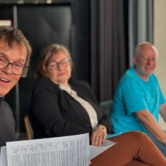Man sieht den 1. Stadtrat Herr Rupprecht und weitere Personen bei einer Besprechung.