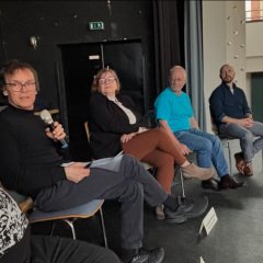 Man sieht den 1. Stadtrat Herr Rupprecht und weitere Personen bei einer Besprechung.