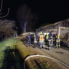 Feuerwehrmänner beim Löschen des Brandes
