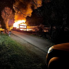 Auf dem Bild sieht man ein brennendes Gewächshaus 