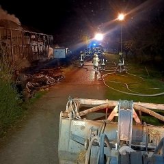Man sieht die Feuerwehrmänner im Einsatz