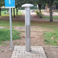 Auf dem Bild sieht man einen Trinkbrunnen am Spielplatz.