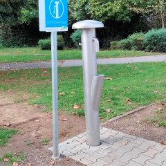 Auf dem Bild sieht man einen Trinkbrunnen am Spielplatz.