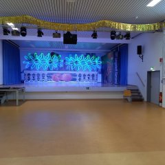 Man sieht eine fertig aufgebaute Bühne mit großen LED-Blumen
