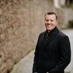 Auf dem Bild sieht man den derzeitigen Bürgermeister, Dominik Stadler