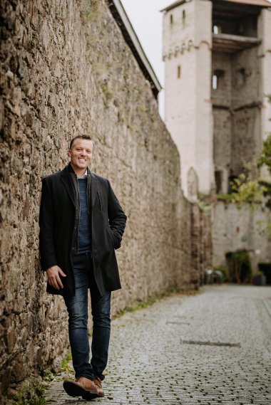 Auf dem Bild sieht man den derzeitigen Bürgermeister, Dominik Stadler