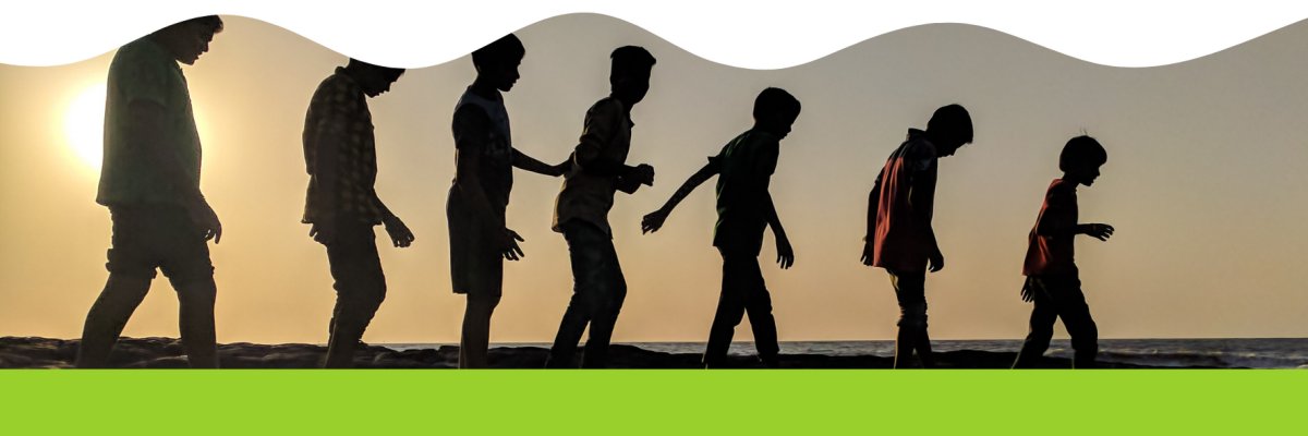 Das Bild zeigt Kinder die hintereinander herlaufen